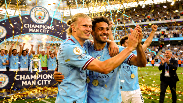 英超曼城夺冠庆祝视频集锦，哈兰德与队友庆祝