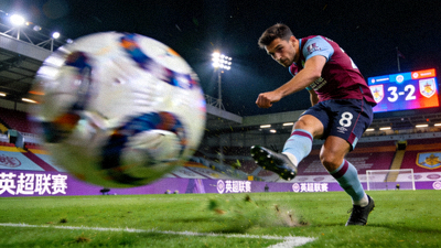 英超足球比赛直播画面，球员射门瞬间