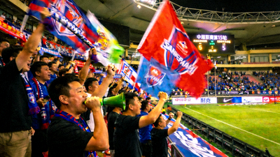 中超足球比赛现场直播，球迷欢呼场面